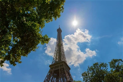 Cuireann an Fhrainc 4.2 GW Gréine leis sa Chéad Naoi Mí de 2025